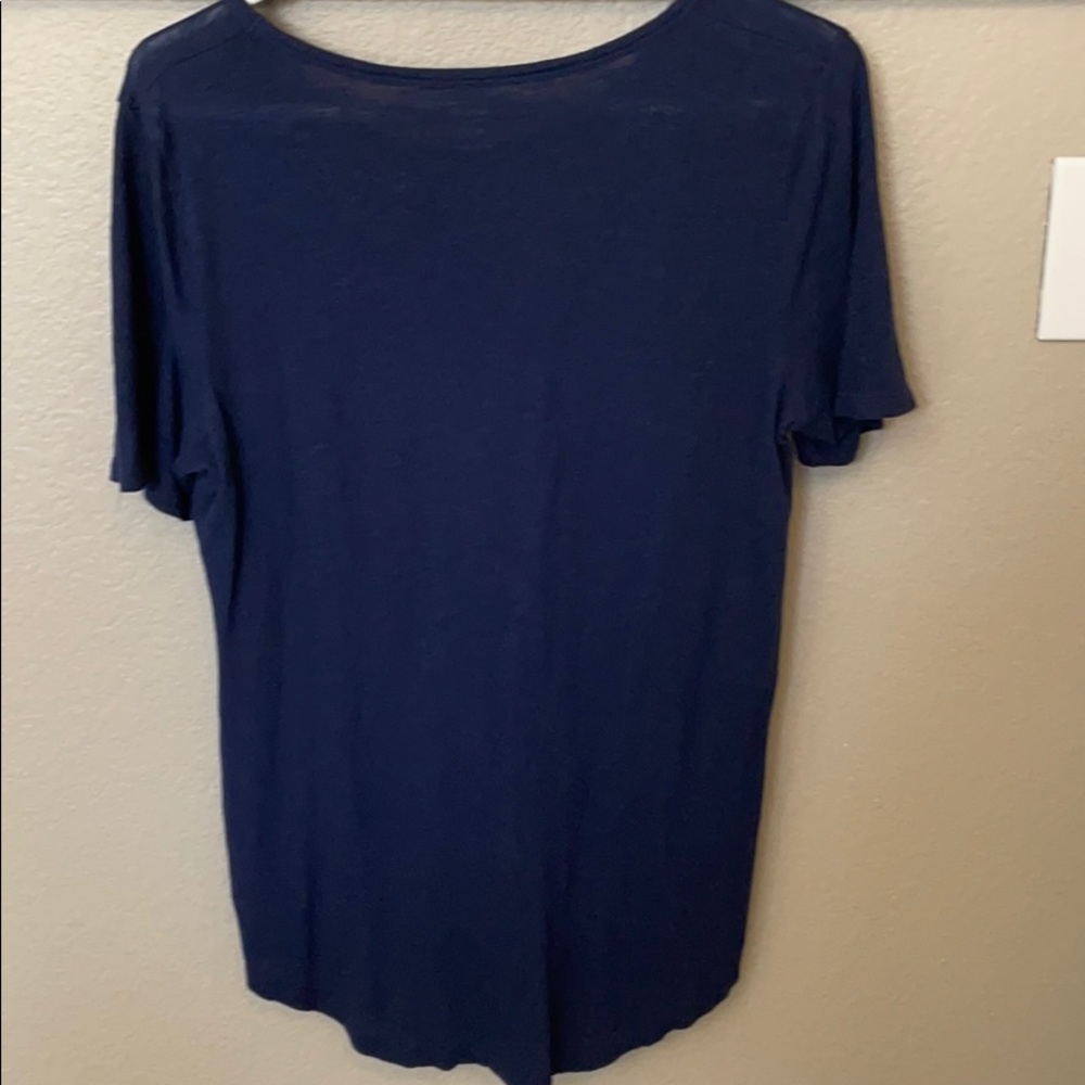 basic tee with added knot - Picture 3 of 3
